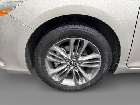 Used 2016 Toyota Camry SE FWD image 9