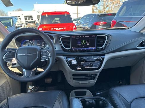 Used 2022 Chrysler Pacifica Touring-L image 10