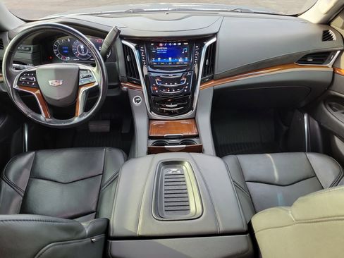 Used 2019 Cadillac Escalade ESV Luxury image 16