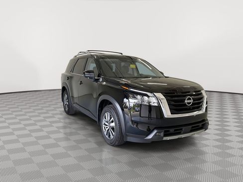 Certified 2024 Nissan Pathfinder SL image 2