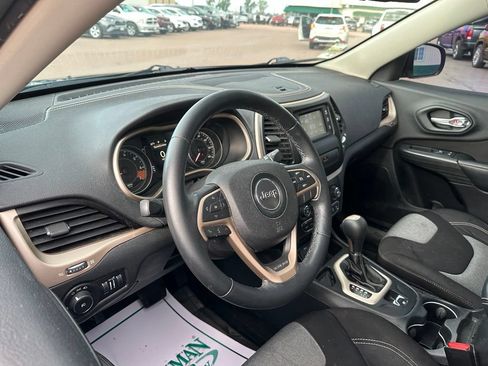 Used 2014 Jeep Cherokee Latitude FWD image 2