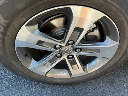 Used 2025 Honda Pilot EX-L image 11