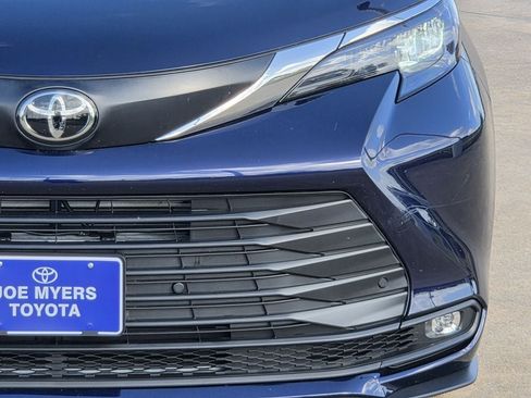 Used 2026 Toyota Sienna XLE FWD image 4