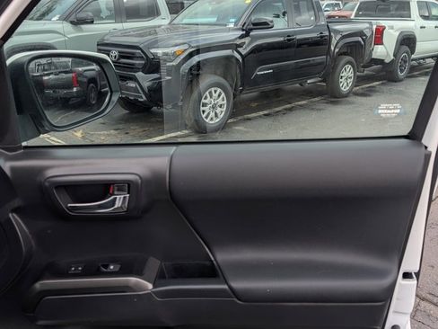 Used 2022 Toyota Tacoma TRD Off-Road image 18