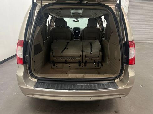 Used 2014 Chrysler Town & Country Touring-L w/ Driver Convenience Group FWD image 25