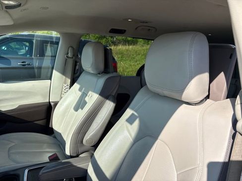 Used 2018 Chrysler Pacifica Touring-L Plus FWD image 8