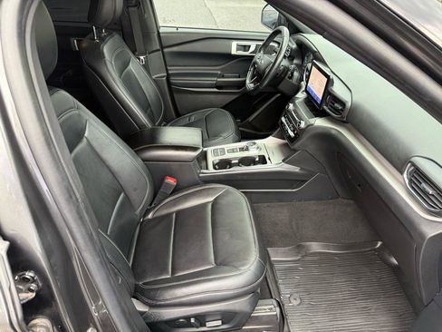 Used 2020 Ford Explorer XLT w/ Equipment Group 202A RWD image 19
