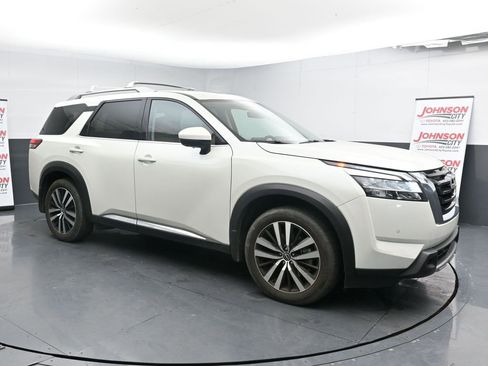 Used 2024 Nissan Pathfinder Platinum w/ Cargo Package image 2