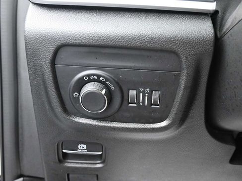 Used 2023 Jeep Grand Cherokee L Altitude AWD/4WD image 10
