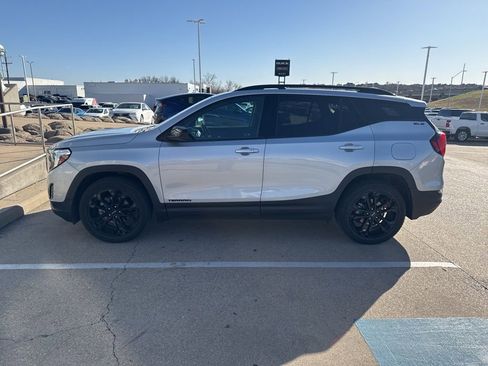 Used 2021 GMC Terrain SLE w/ Driver Convenience Package image 2