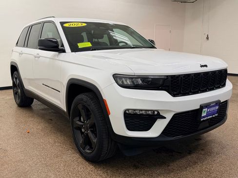 Used 2023 Jeep Grand Cherokee Limited w/ Black Appearance Package AWD/4WD image 9