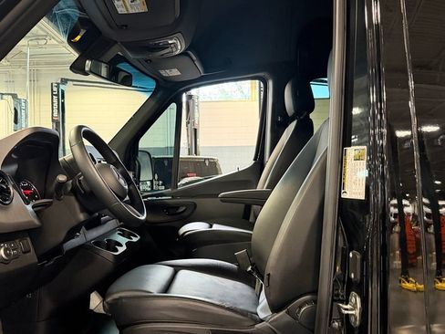 Used 2025 Mercedes-Benz Sprinter 2500 image 18