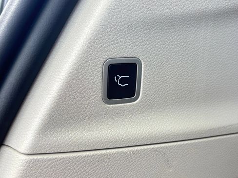 Used 2023 Chrysler Pacifica Touring-L FWD image 17
