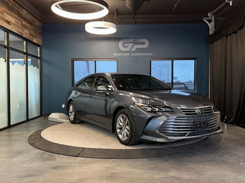 Used 2020 Toyota Avalon XLE w/ Moonroof Package image 1