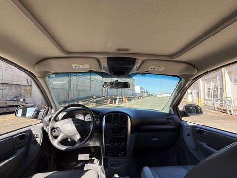 Used 2006 Chrysler Town & Country Touring image 68