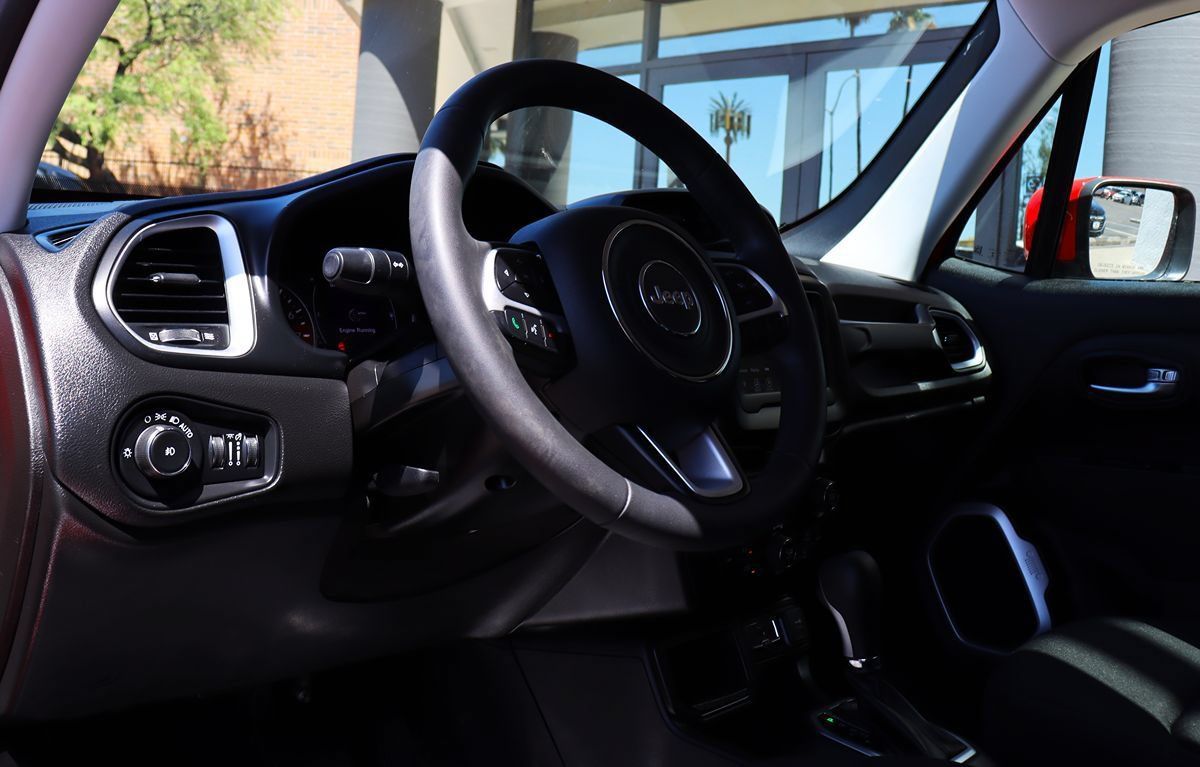 Used 2019 Jeep Renegade Latitude FWD image 39