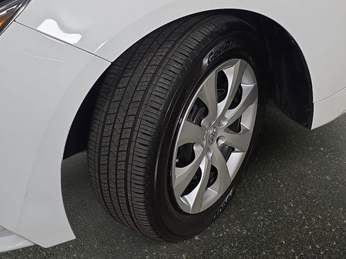 Used 2021 Toyota Corolla LE image 34