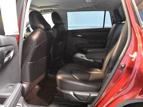 Used 2023 Toyota Highlander XLE AWD/4WD image 18