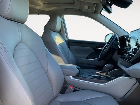 Used 2021 Toyota Highlander XLE image 14