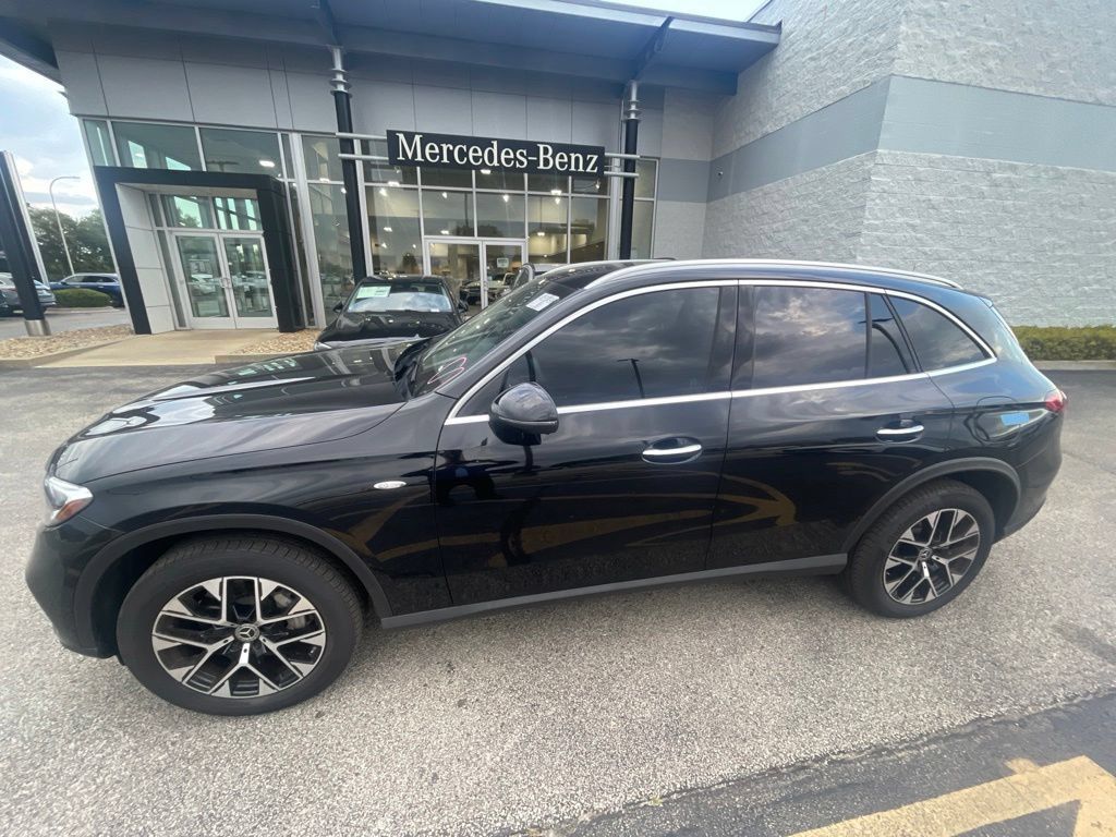 Used 2025 Mercedes-Benz GLC 350e 4MATIC image 2