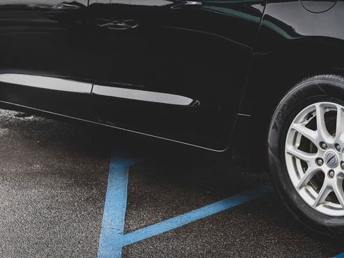 Used 2022 Chrysler Pacifica Touring-L image 9