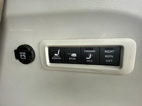 Used 2018 Chrysler Pacifica Limited FWD image 17