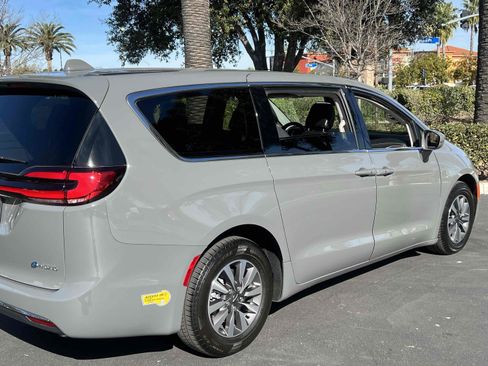 Used 2022 Chrysler Pacifica Touring-L image 57