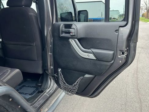 Used 2014 Jeep Wrangler Unlimited Sahara w/ Connectivity Group AWD/4WD image 18