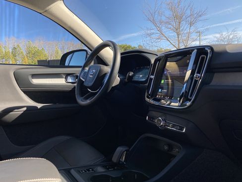 Used 2025 Volvo XC40 B5 Core image 66