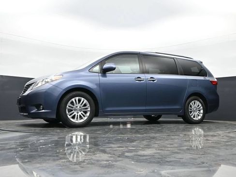 Used 2017 Toyota Sienna XLE FWD image 40