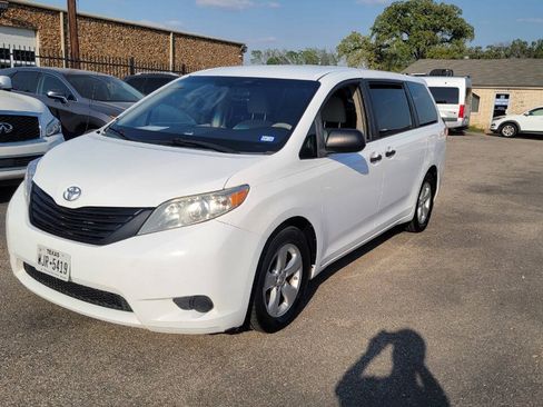 Used 2014 Toyota Sienna L FWD image 3
