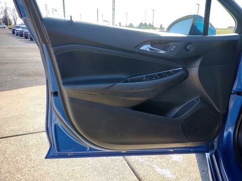Used 2019 Chevrolet Cruze Premier image 17