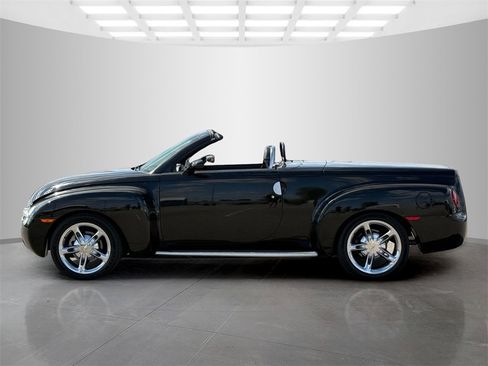 Used 2005 Chevrolet SSR w/ Preferred Equipment Group image 4