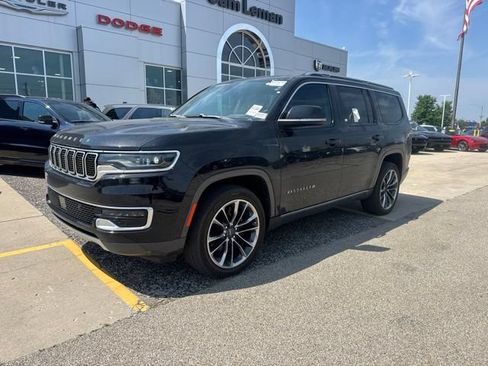 Used 2022 Jeep Wagoneer Series III w/ Premium Group I AWD/4WD image 2
