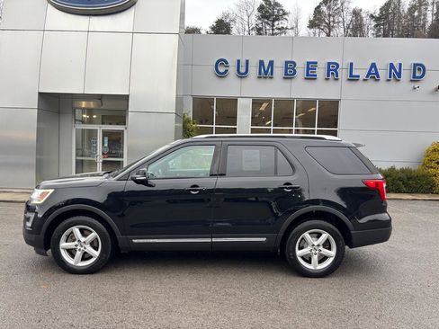 Used 2017 Ford Explorer XLT w/ Equipment Group 201A image 2