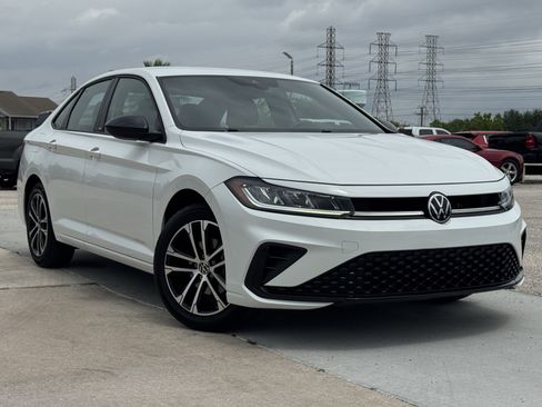 Used 2025 Volkswagen Jetta Sport FWD image 2