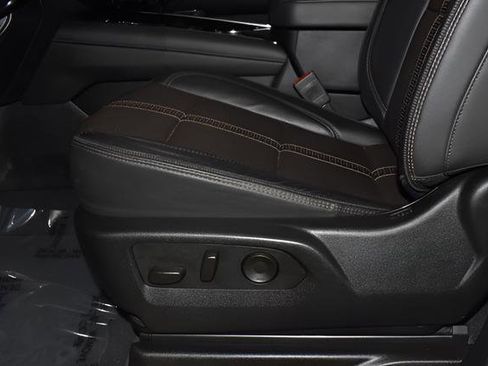 Used 2025 Chevrolet Tahoe High Country AWD/4WD image 12