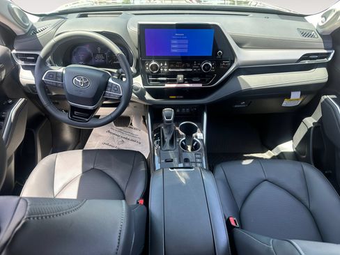 Certified 2026 Toyota Highlander Platinum AWD/4WD image 10