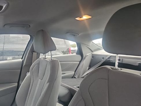 Used 2022 Hyundai Elantra SE FWD image 8