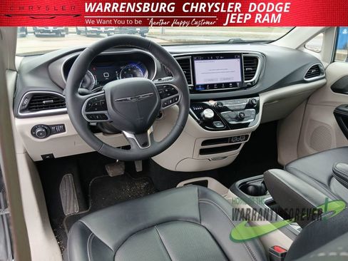 Used 2024 Chrysler Pacifica Touring-L image 15