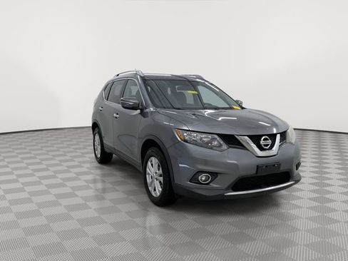 Used 2015 Nissan Rogue SV image 2