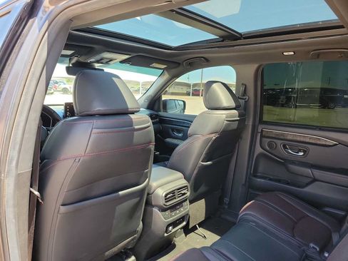 Used 2025 Honda Pilot Black Edition image 16