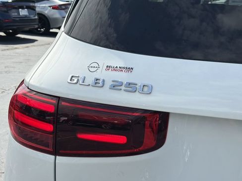 Used 2025 Mercedes-Benz GLB 250 4MATIC image 5