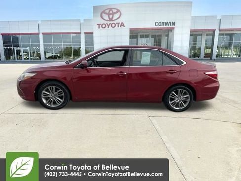 Used 2015 Toyota Camry SE w/ Moonroof Package image 2