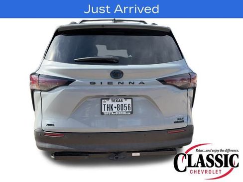 Used 2023 Toyota Sienna XLE Woodland Edition image 10