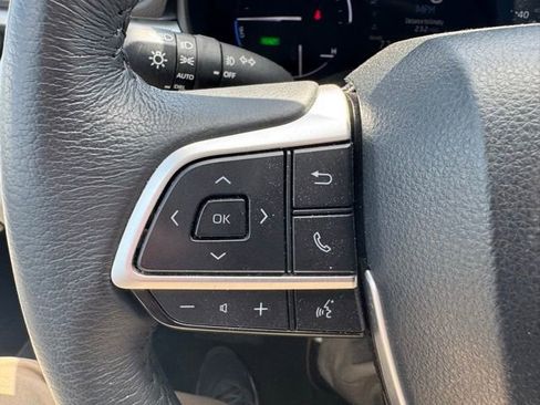 Used 2025 Toyota Sienna XLE image 19