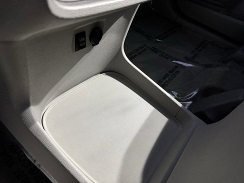 Used 2013 Toyota Sienna XLE image 19