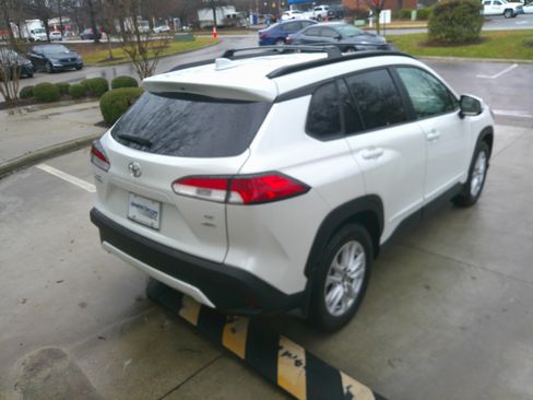 Used 2024 Toyota Corolla Cross LE w/ Moonroof Package image 12