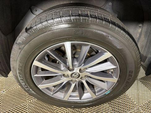 Used 2019 Toyota Highlander XLE image 19