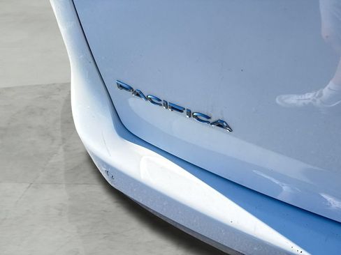 Used 2023 Chrysler Pacifica Touring FWD image 9
